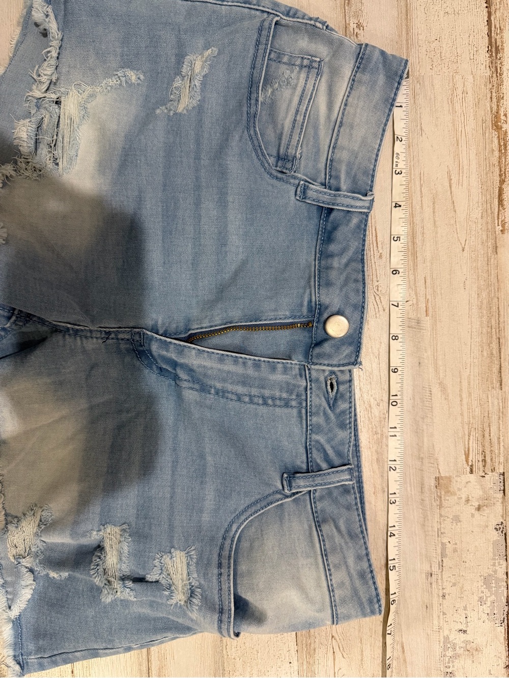 Women’s XL Distressed Light Wash Denim Shorts – Frayed Hem - Picture 4 of 7